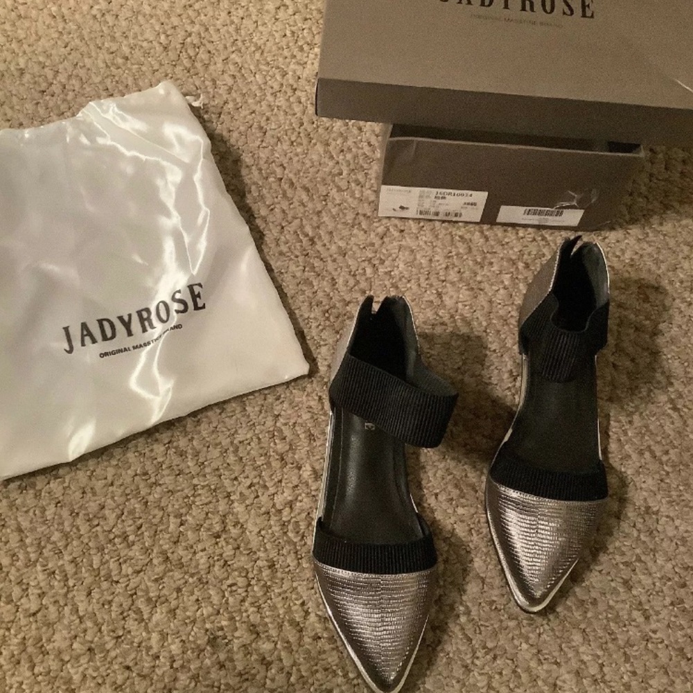 Jady Rose size 8 leather pointed toe silver flats